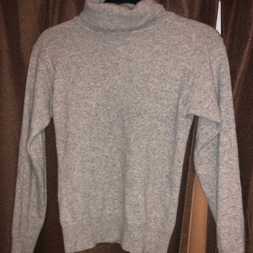 GRAY TURTLENECK